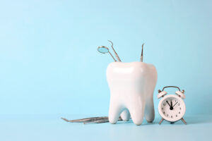 歯と時計と歯医者の治療器具