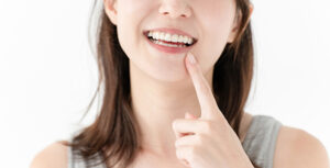 ホワイトニングが成功して笑顔の女性