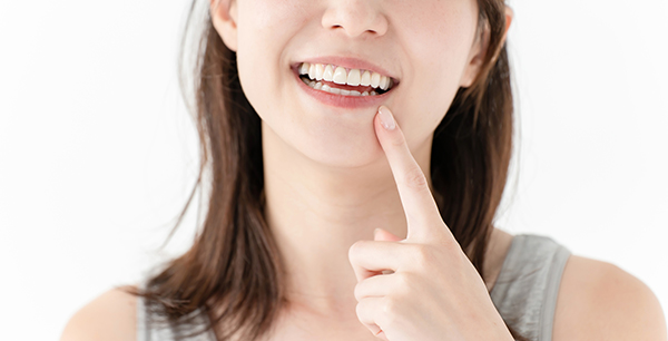 ホワイトニングが成功して笑顔の女性