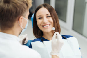 歯科治療を受けて笑顔の女性患者