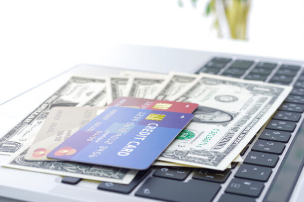 カードと現金とノートパソコン