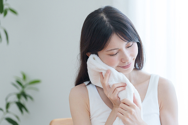 タオルで患部を冷やす女性