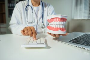 インビザラインで出っ歯を治すためにかかる費用を伝える歯科医師