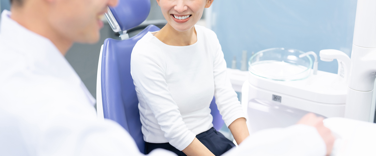 インプラントのトラブルで早めに受診する女性