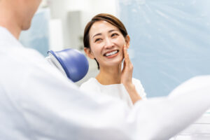 歯科医院で治療を受けて笑う女性