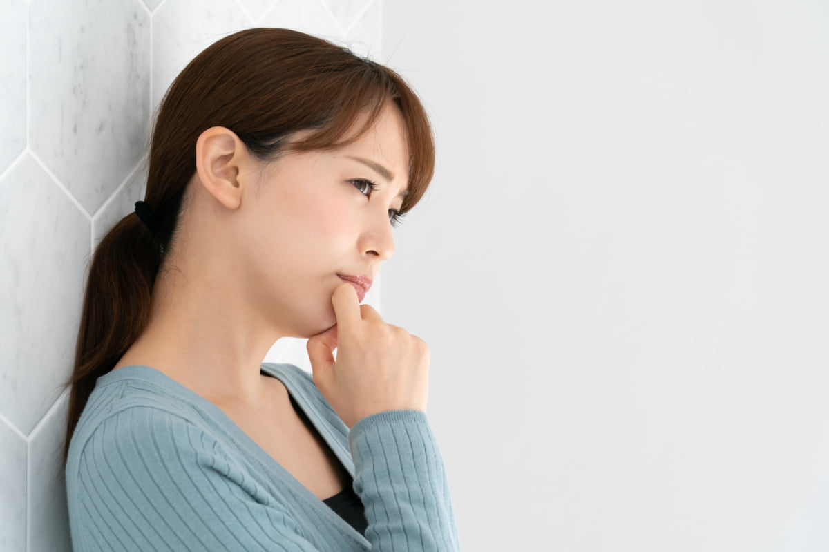 大人になって歯並びが悪くなることはあるのか考える女性