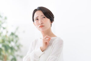 インプラント治療は痛いのか考える女性
