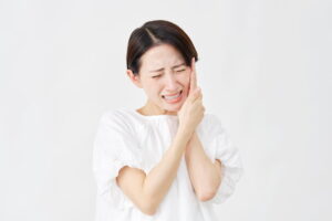 虫歯が進行して痛がる女性