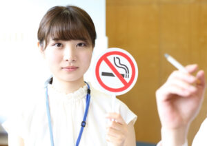 禁煙をおすすめする女性