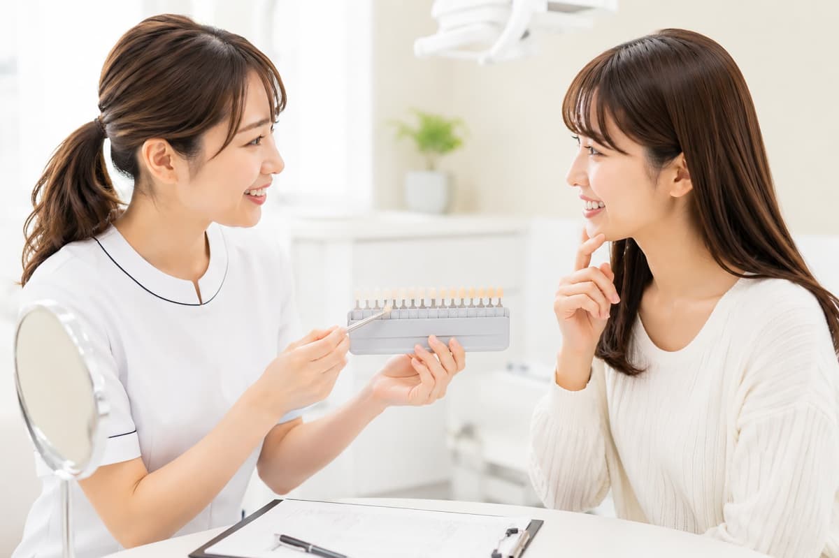 審美歯科の説明を受ける女性