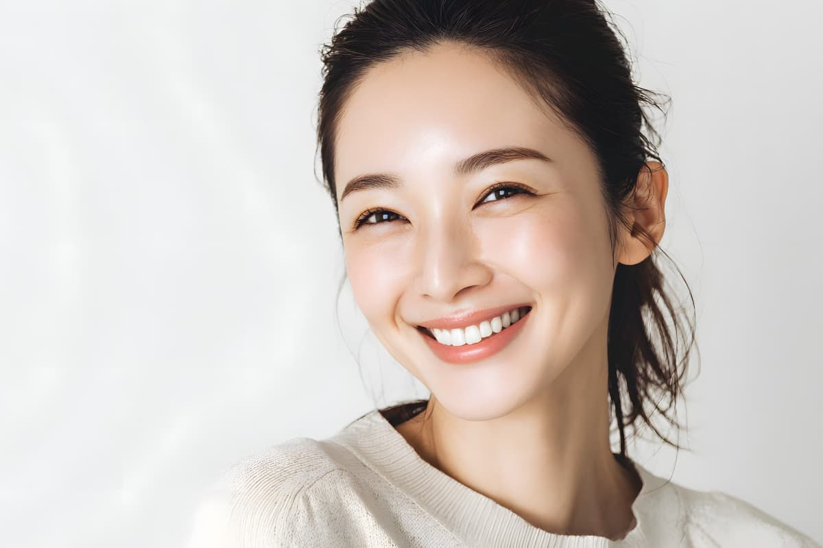 口元を整えて嬉しそうに笑う女性