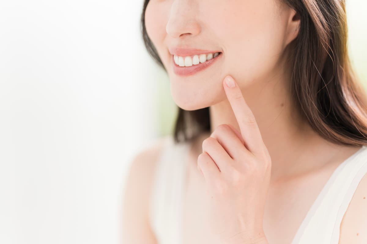 銀歯を白い歯に変えて見た目が改善した女性の口元