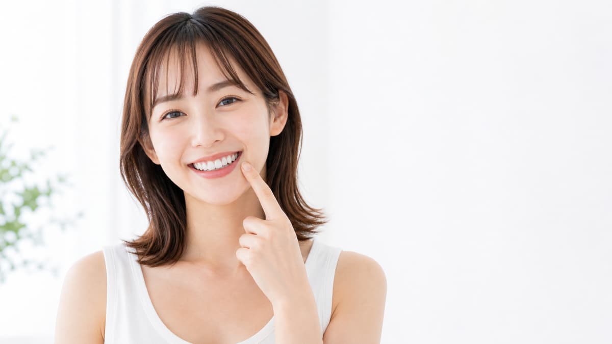 銀歯を白くして嬉しそうに笑う女性