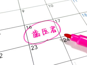 セラミック治療後に歯医者でメンテナンスを受けるイメージ