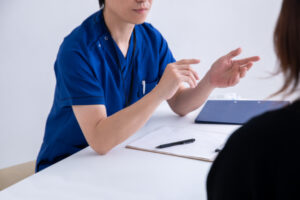 顎関節症の診断方法を説明する歯科医師