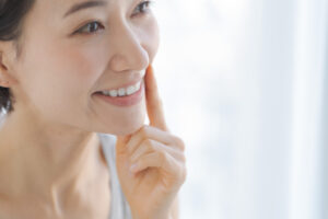 顎関節症が治り笑顔になる女性