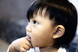 子どもの歯並びが悪くなる原因の一つである指しゃぶりをする子ども