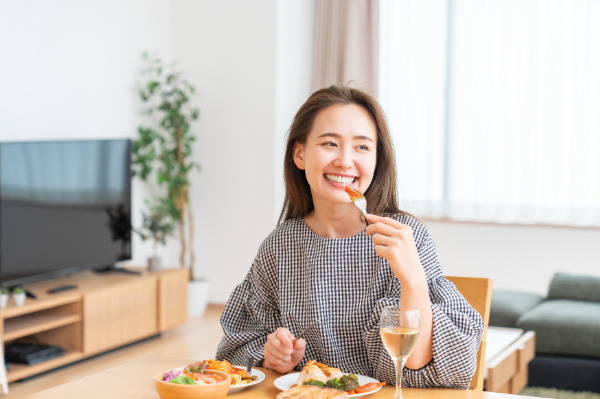 前歯の裏の虫歯を治療して食事を楽しめるよなった女性