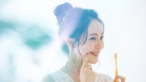 セラミックの歯を長く使い続けるためにきれいに磨けているかチェックしている女性
