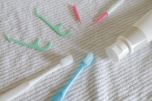 前歯の裏が虫歯になるのを防ぐために使用するデンタルケア用品