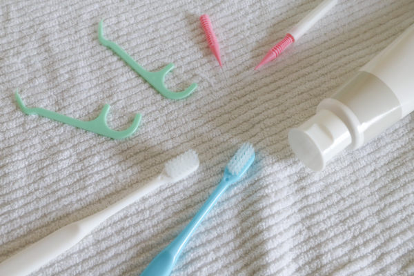 前歯の裏が虫歯になるのを防ぐために使用するデンタルケア用品