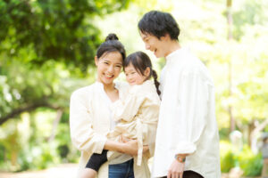 仲良く笑顔で散歩する親子