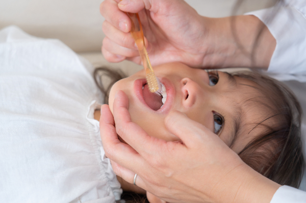 仕上げ磨きをしている親子