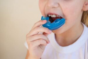 インビザライン・ファーストを装着しようとしている子供