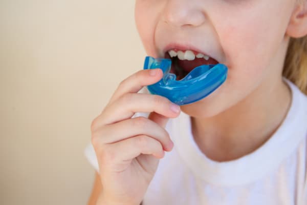 インビザライン・ファーストを装着しようとしている子供