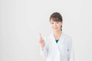 MFT（口腔筋機能療法）について説明する歯科医