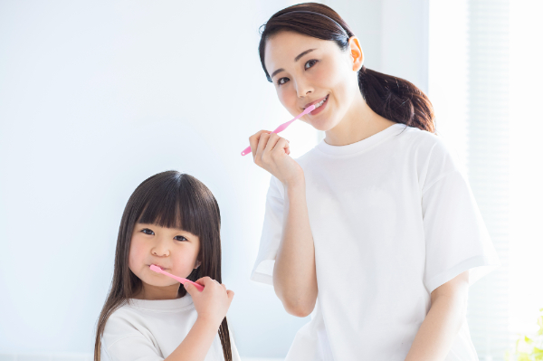 歯みがきを習慣化し虫歯予防をする親子