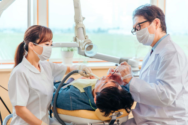 セラミックの歯が取れて歯医者に来た男性