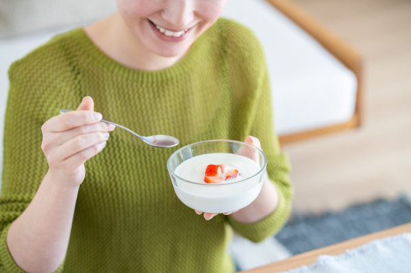 親知らずの抜歯後にヨーグルトを食べる女性