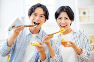 取れたセラミックの歯を治療して快適に食事をする男女