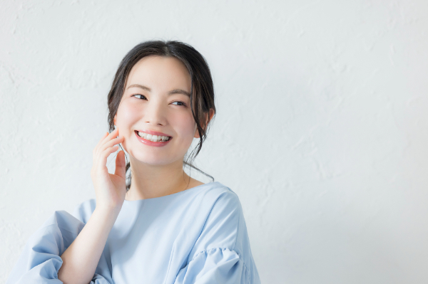 気になっていた親知らずを抜歯して笑顔を見せる女性