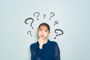 親知らずは必ず抜くのか考える女性