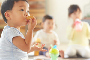 おやつを食べ虫歯になりやすい子ども