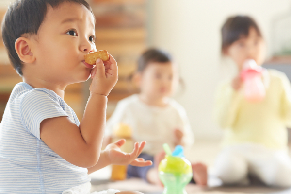 おやつを食べ虫歯になりやすい子ども