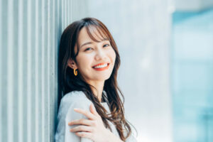 歯ぎしりからセラミックの歯を守って笑顔の女性