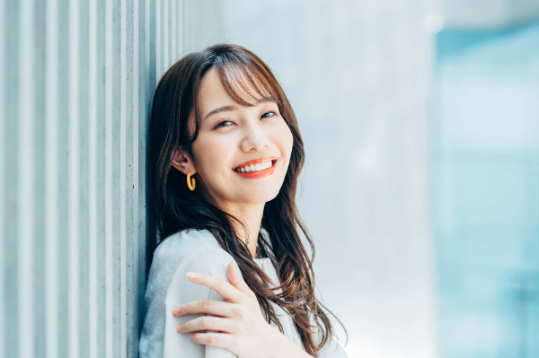 歯ぎしりからセラミックの歯を守って笑顔の女性