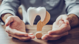 セラミックの歯は歯ぎしりに弱いか考えるイメージ