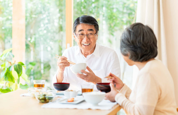 入れ歯のトラブルを防止して快適に食事をする男女