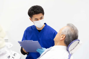 入れ歯のトラブル防止に定期歯科検診を受ける患者