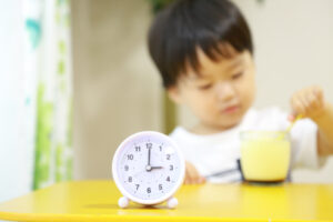 決まった時間におやつを食べる男の子