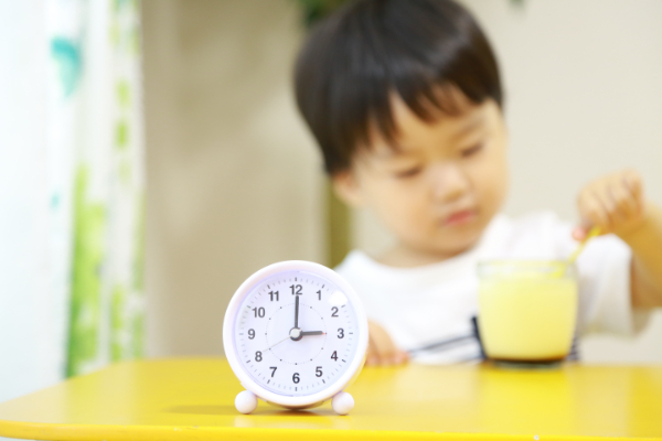 決まった時間におやつを食べる男の子