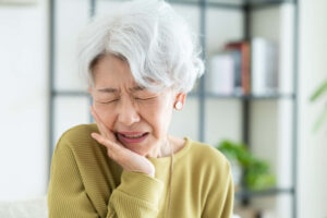 外れやすい入れ歯を使い続けて口内が痛くなった女性