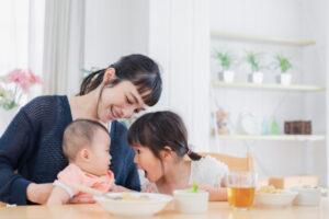 食事に集中できない女の子