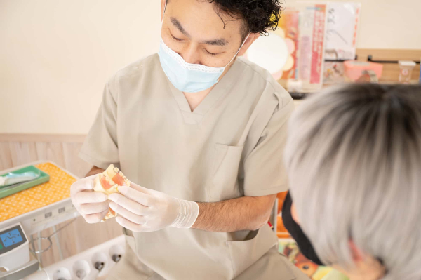 入れ歯が外れるため歯科医に調整してもらう患者