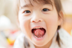 定期的な歯科検診で健康に過ごす女の子
