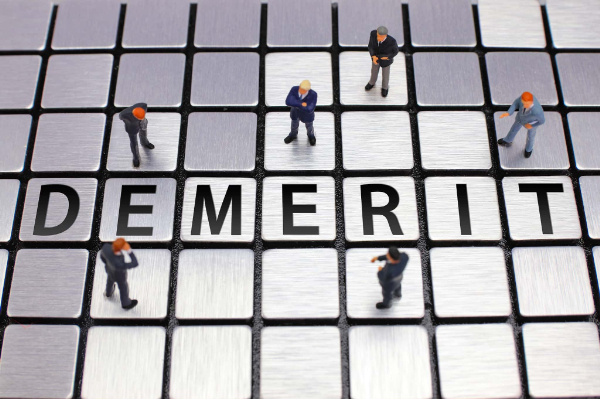 奥歯をセラミックにするデメリットを説明するイメージ